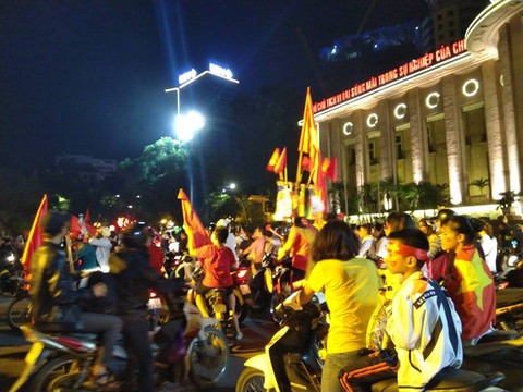 Cổ động viên Việt Nam tưng bừng mừng chiến thắng trước Philippines - Ảnh 18. Cổ động viên Việt Nam tưng bừng mừng chiến thắng trước Philippines - Ảnh 18.