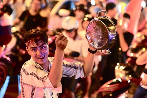 Muôn vẻ vui nhộn, hài hước cổ động viên Việt Nam - Ảnh 18. Muôn vẻ vui nhộn, hài hước cổ động viên Việt Nam - Ảnh 18.