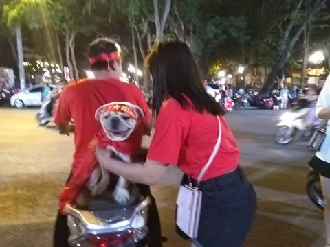 Cổ động viên Việt Nam tưng bừng mừng chiến thắng trước Philippines - Ảnh 20. Cổ động viên Việt Nam tưng bừng mừng chiến thắng trước Philippines - Ảnh 20.