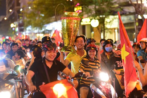 Muôn vẻ vui nhộn, hài hước cổ động viên Việt Nam - Ảnh 14. Muôn vẻ vui nhộn, hài hước cổ động viên Việt Nam - Ảnh 14.