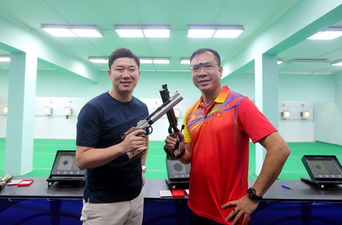 Xạ thủ 4 lần vô địch Olympic mê... câu cá - Ảnh 1. Xạ thủ 4 lần vô địch Olympic mê... câu cá - Ảnh 1.
