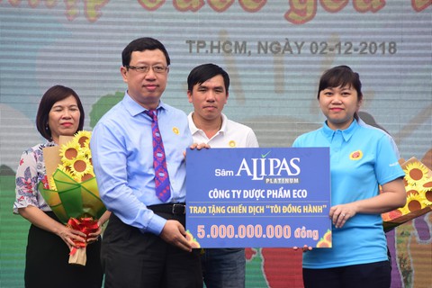 6,6 tỉ đồng - tấm lòng bạn đọc trong Ngày hội Hoa hướng dương - Ảnh 4. 6,6 tỉ đồng - tấm lòng bạn đọc trong Ngày hội Hoa hướng dương - Ảnh 4.