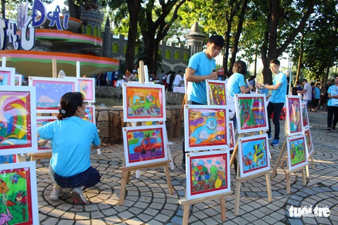 6,6 tỉ đồng - tấm lòng bạn đọc trong Ngày hội Hoa hướng dương - Ảnh 29. 6,6 tỉ đồng - tấm lòng bạn đọc trong Ngày hội Hoa hướng dương - Ảnh 29.