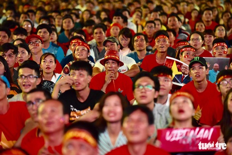 Khán giả phố đi bộ Nguyễn Huệ cuồng nhiệt cổ vũ tuyển Việt Nam - Ảnh 10. Khán giả phố đi bộ Nguyễn Huệ cuồng nhiệt cổ vũ tuyển Việt Nam - Ảnh 10.