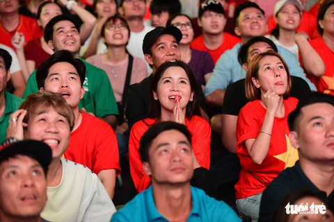 Khán giả phố đi bộ Nguyễn Huệ cuồng nhiệt cổ vũ tuyển Việt Nam - Ảnh 14. Khán giả phố đi bộ Nguyễn Huệ cuồng nhiệt cổ vũ tuyển Việt Nam - Ảnh 14.