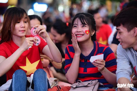 Khán giả phố đi bộ Nguyễn Huệ cuồng nhiệt cổ vũ tuyển Việt Nam - Ảnh 5. Khán giả phố đi bộ Nguyễn Huệ cuồng nhiệt cổ vũ tuyển Việt Nam - Ảnh 5.