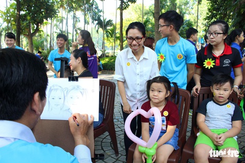 6,6 tỉ đồng - tấm lòng bạn đọc trong Ngày hội Hoa hướng dương - Ảnh 34. 6,6 tỉ đồng - tấm lòng bạn đọc trong Ngày hội Hoa hướng dương - Ảnh 34.