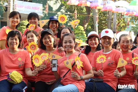 6,6 tỉ đồng - tấm lòng bạn đọc trong Ngày hội Hoa hướng dương - Ảnh 22. 6,6 tỉ đồng - tấm lòng bạn đọc trong Ngày hội Hoa hướng dương - Ảnh 22.
