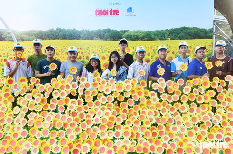 6,6 tỉ đồng - tấm lòng bạn đọc trong Ngày hội Hoa hướng dương - Ảnh 37. 6,6 tỉ đồng - tấm lòng bạn đọc trong Ngày hội Hoa hướng dương - Ảnh 37.