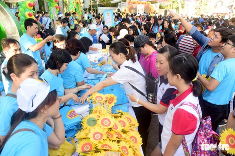 6,6 tỉ đồng - tấm lòng bạn đọc trong Ngày hội Hoa hướng dương - Ảnh 45. 6,6 tỉ đồng - tấm lòng bạn đọc trong Ngày hội Hoa hướng dương - Ảnh 45.