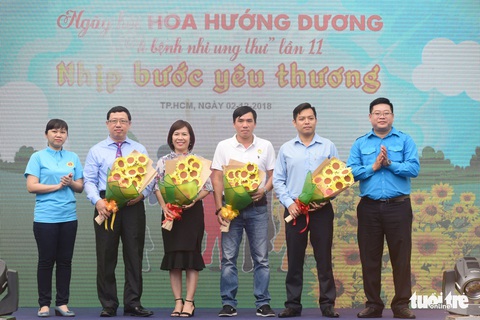 6,6 tỉ đồng - tấm lòng bạn đọc trong Ngày hội Hoa hướng dương - Ảnh 10. 6,6 tỉ đồng - tấm lòng bạn đọc trong Ngày hội Hoa hướng dương - Ảnh 10.