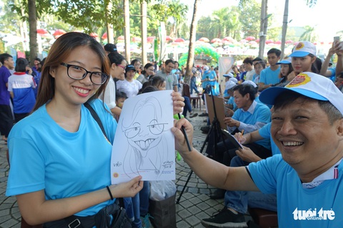 6,6 tỉ đồng - tấm lòng bạn đọc trong Ngày hội Hoa hướng dương - Ảnh 3. 6,6 tỉ đồng - tấm lòng bạn đọc trong Ngày hội Hoa hướng dương - Ảnh 3.