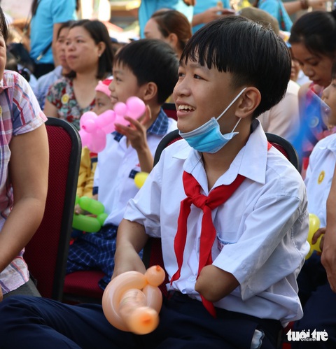 6,6 tỉ đồng - tấm lòng bạn đọc trong Ngày hội Hoa hướng dương - Ảnh 8. 6,6 tỉ đồng - tấm lòng bạn đọc trong Ngày hội Hoa hướng dương - Ảnh 8.