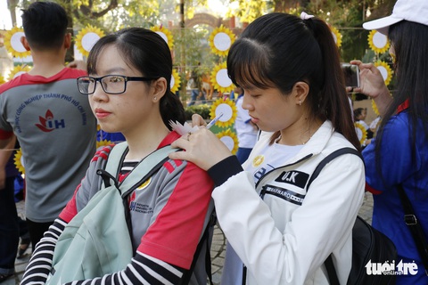6,6 tỉ đồng - tấm lòng bạn đọc trong Ngày hội Hoa hướng dương - Ảnh 27. 6,6 tỉ đồng - tấm lòng bạn đọc trong Ngày hội Hoa hướng dương - Ảnh 27.