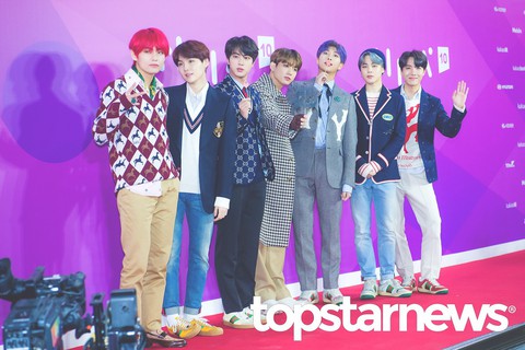 BTS ‘đốt cháy’ sân khấu cùng 7 cúp tại giải âm nhạc Melon 2018 - Ảnh 1. BTS ‘đốt cháy’ sân khấu cùng 7 cúp tại giải âm nhạc Melon 2018 - Ảnh 1.