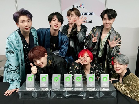 BTS ‘đốt cháy’ sân khấu cùng 7 cúp tại giải âm nhạc Melon 2018 - Ảnh 3. BTS ‘đốt cháy’ sân khấu cùng 7 cúp tại giải âm nhạc Melon 2018 - Ảnh 3.