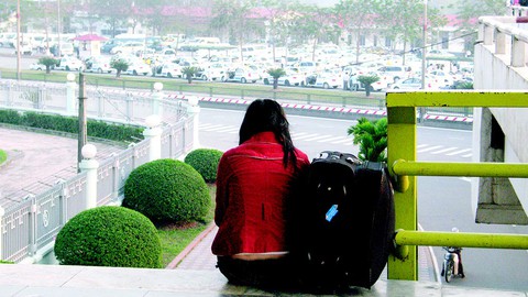 Người trưởng thành khóc: Cuộc sống bây giờ cô đơn quá... - Ảnh 1. Người trưởng thành khóc: Cuộc sống bây giờ cô đơn quá... - Ảnh 1.