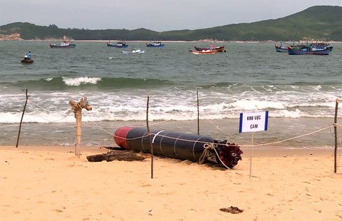Hải quân đã tiếp nhận vật nghi ngư lôi tập của nước ngoài - Ảnh 1. Hải quân đã tiếp nhận vật nghi ngư lôi tập của nước ngoài - Ảnh 1.