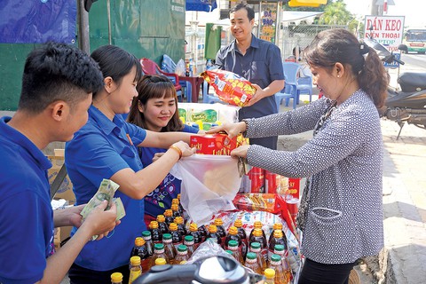 Tất bật chuẩn bị “tung” hàng bán Tết - Ảnh 3. Tất bật chuẩn bị “tung” hàng bán Tết - Ảnh 3.