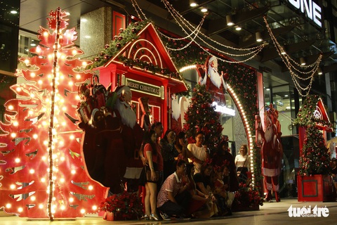 Ngắm thông Noel rực rỡ phố Sài Gòn - Ảnh 5. Ngắm thông Noel rực rỡ phố Sài Gòn - Ảnh 5.