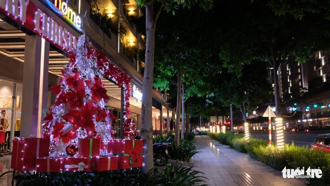 Ngắm thông Noel rực rỡ phố Sài Gòn - Ảnh 8. Ngắm thông Noel rực rỡ phố Sài Gòn - Ảnh 8.