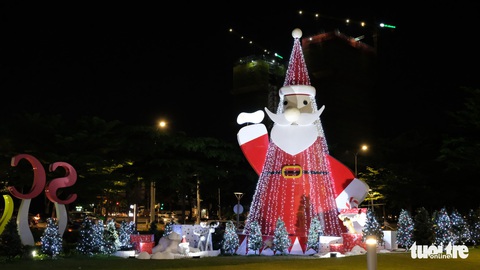 Ngắm thông Noel rực rỡ phố Sài Gòn - Ảnh 1. Ngắm thông Noel rực rỡ phố Sài Gòn - Ảnh 1.