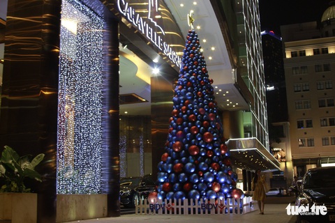 Ngắm thông Noel rực rỡ phố Sài Gòn - Ảnh 6. Ngắm thông Noel rực rỡ phố Sài Gòn - Ảnh 6.