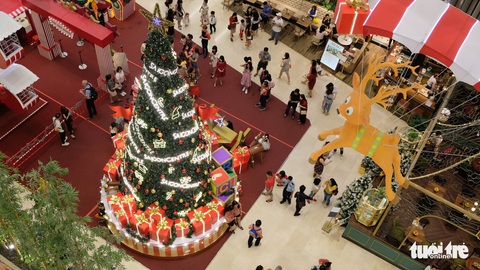 Ngắm thông Noel rực rỡ phố Sài Gòn - Ảnh 3. Ngắm thông Noel rực rỡ phố Sài Gòn - Ảnh 3.