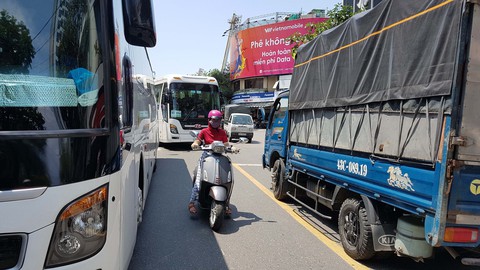 Ôtô đậu kín đường phố Đà Nẵng - Ảnh 1. Ôtô đậu kín đường phố Đà Nẵng - Ảnh 1.
