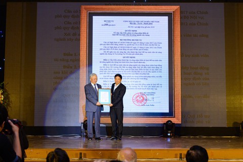 Lan tỏa tinh thần hiếu học với giải thưởng sinh viên tài năng CSC - Ảnh 1. Lan tỏa tinh thần hiếu học với giải thưởng sinh viên tài năng CSC - Ảnh 1.