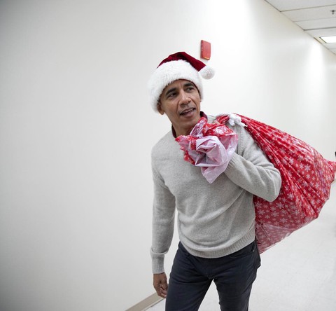 Cựu tổng thống Obama bất ngờ làm ông già Noel đến bệnh viện nhi - Ảnh 2. Cựu tổng thống Obama bất ngờ làm ông già Noel đến bệnh viện nhi - Ảnh 2.