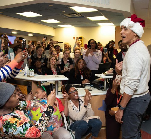 Cựu tổng thống Obama bất ngờ làm ông già Noel đến bệnh viện nhi - Ảnh 3. Cựu tổng thống Obama bất ngờ làm ông già Noel đến bệnh viện nhi - Ảnh 3.