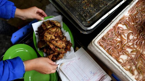 Báo Pháp khen món chả rươi tuyệt vời giữa trời đông Hà Nội - Ảnh 1. Báo Pháp khen món chả rươi tuyệt vời giữa trời đông Hà Nội - Ảnh 1.