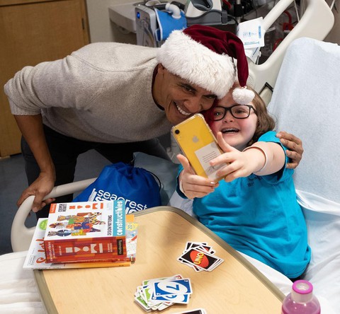 Cựu tổng thống Obama bất ngờ làm ông già Noel đến bệnh viện nhi - Ảnh 5. Cựu tổng thống Obama bất ngờ làm ông già Noel đến bệnh viện nhi - Ảnh 5.