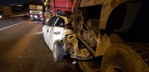 Ôtô bị cán bẹp trên cầu Phú Mỹ, CSGT chúc mừng tài xế ôtô thoát chết - Ảnh 1. Ôtô bị cán bẹp trên cầu Phú Mỹ, CSGT chúc mừng tài xế ôtô thoát chết - Ảnh 1.