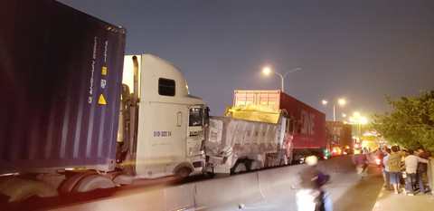 Ôtô bị cán bẹp trên cầu Phú Mỹ, CSGT chúc mừng tài xế ôtô thoát chết - Ảnh 4. Ôtô bị cán bẹp trên cầu Phú Mỹ, CSGT chúc mừng tài xế ôtô thoát chết - Ảnh 4.