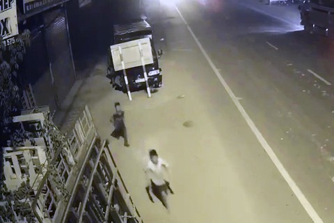 Thiếu niên 13 tuổi dám trộm xe tải lái chạy trốn hơn 20km - Ảnh 1. Thiếu niên 13 tuổi dám trộm xe tải lái chạy trốn hơn 20km - Ảnh 1.