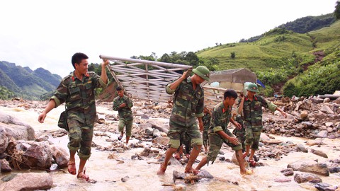 Xây dựng quân đội hùng mạnh, bảo vệ vững chắc Tổ quốc - Ảnh 4. Xây dựng quân đội hùng mạnh, bảo vệ vững chắc Tổ quốc - Ảnh 4.