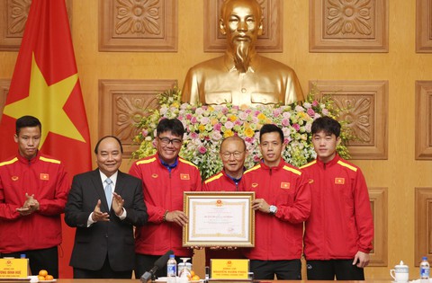 Thủ tướng trao Huân chương Lao động hạng nhất cho đội tuyển VN - Ảnh 5. Thủ tướng trao Huân chương Lao động hạng nhất cho đội tuyển VN - Ảnh 5.
