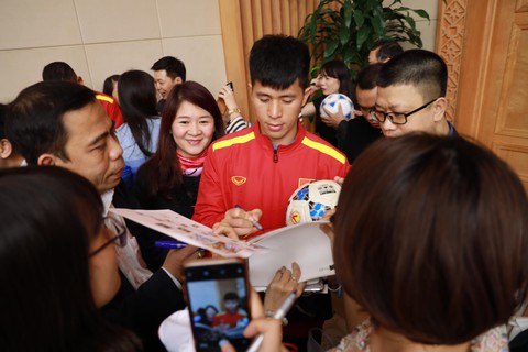 Thủ tướng trao Huân chương Lao động hạng nhất cho đội tuyển VN - Ảnh 3. Thủ tướng trao Huân chương Lao động hạng nhất cho đội tuyển VN - Ảnh 3.