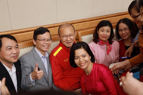 Thủ tướng trao Huân chương Lao động hạng nhất cho đội tuyển VN - Ảnh 2. Thủ tướng trao Huân chương Lao động hạng nhất cho đội tuyển VN - Ảnh 2.
