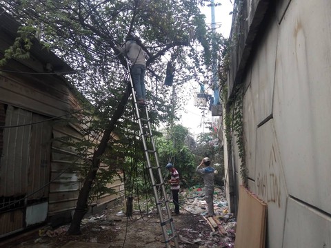 Dân đốt rác làm cháy dây cáp viễn thông ở TP.HCM - Ảnh 1. Dân đốt rác làm cháy dây cáp viễn thông ở TP.HCM - Ảnh 1.