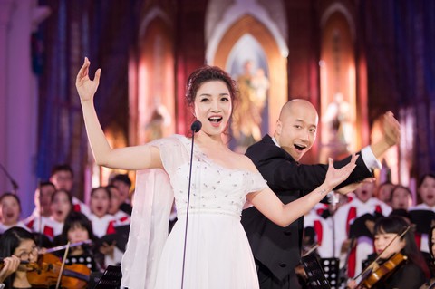 Phạm Thu Hà hát trong Nhà thờ lớn Hà Nội của Ca hòa nhạc Giáng sinh - Ảnh 1. Phạm Thu Hà hát trong Nhà thờ lớn Hà Nội của Ca hòa nhạc Giáng sinh - Ảnh 1.