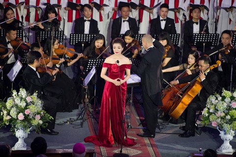 Phạm Thu Hà hát trong Nhà thờ lớn Hà Nội của Ca hòa nhạc Giáng sinh - Ảnh 4. Phạm Thu Hà hát trong Nhà thờ lớn Hà Nội của Ca hòa nhạc Giáng sinh - Ảnh 4.