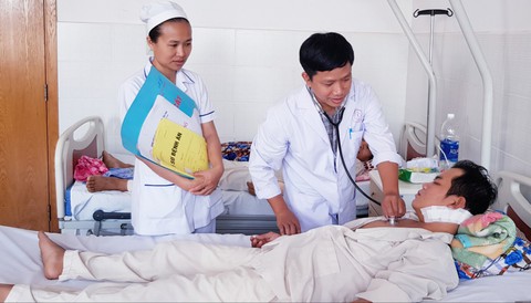 Cứu sống nạn nhân bị mã tấu chém đứt tĩnh mạch cổ - Ảnh 2. Cứu sống nạn nhân bị mã tấu chém đứt tĩnh mạch cổ - Ảnh 2.