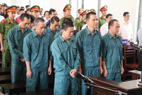 12 bị cáo trong đường dây buôn lậu xăng dầu ngàn tỉ lãnh án - Ảnh 1. 12 bị cáo trong đường dây buôn lậu xăng dầu ngàn tỉ lãnh án - Ảnh 1.