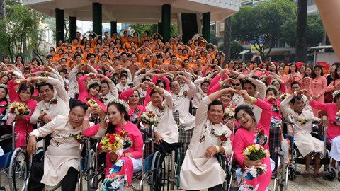 50 cặp đôi khuyết tật hạnh phúc trong lễ cưới tập thể - Ảnh 7. 50 cặp đôi khuyết tật hạnh phúc trong lễ cưới tập thể - Ảnh 7.