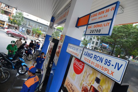 Xăng tăng thêm gần 1.000 đồng lần thứ ba liên tiếp - Ảnh 1. Xăng tăng thêm gần 1.000 đồng lần thứ ba liên tiếp - Ảnh 1.
