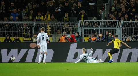Đá bại Monchengladbach, Dortmund bỏ xa Bayern 9 điểm - Ảnh 1. Đá bại Monchengladbach, Dortmund bỏ xa Bayern 9 điểm - Ảnh 1.