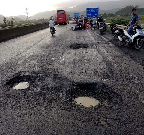 Đề nghị khởi tố vụ án chết người do sụp ổ gà ở Phú Yên - Ảnh 1. Đề nghị khởi tố vụ án chết người do sụp ổ gà ở Phú Yên - Ảnh 1.